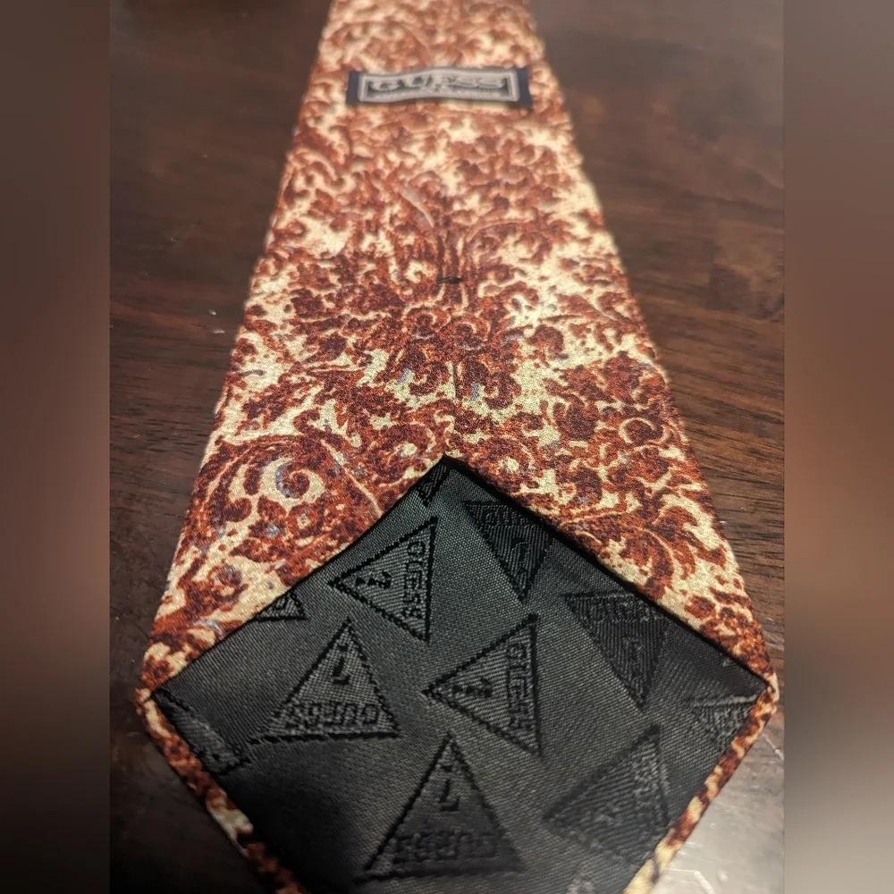 GUESS Mens Floral/Paisley Necktie, Cream/Maroon Color Pattern